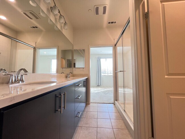Building Photo - Wonderful 3 Bedroom 3 Bathroom Anaheim Condo in Gated Community