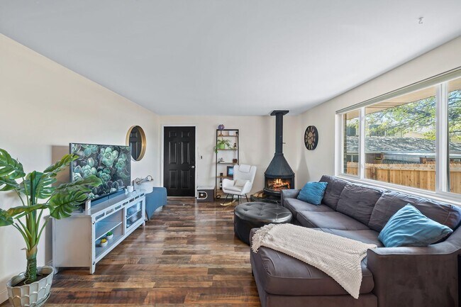 Building Photo - Recently Updated 2BA, 1.5BA Condo with Fen...