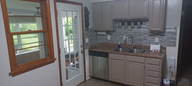 Building Photo - 4 BEDROOM HOME IN MILLCREEK