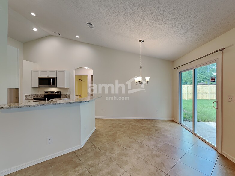 Building Photo - 2063 Forest Gate Dr W