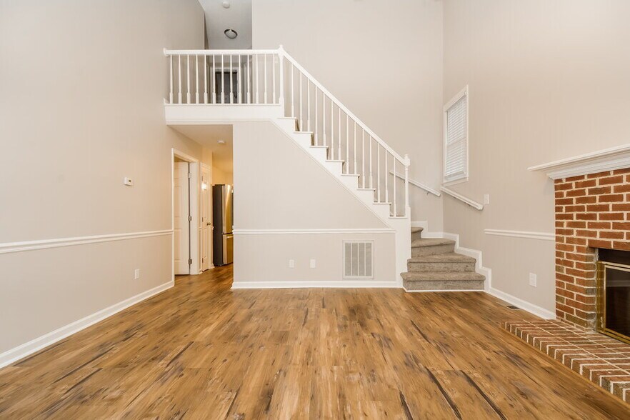 Building Photo - 4504 Aviemore Crescent