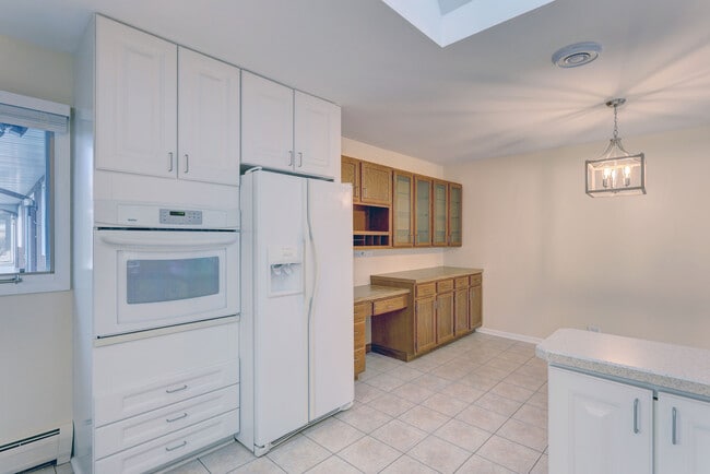 Building Photo - 547 Eichler Dr