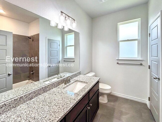 Building Photo - Limited Time Special Offer / 3 Bed/2 Bath Home with Garage / Pet-Friendly / Available Now!