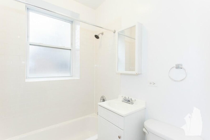 Building Photo - 2600 N Kimball Ave