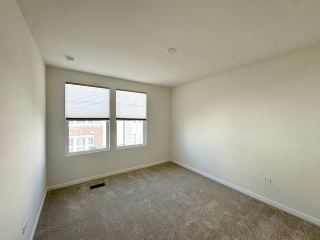 Building Photo - 155 Yorktown Ct