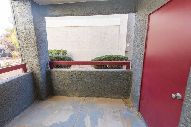 Building Photo - - Available 2 Bedroom Downstairs Condo at ...