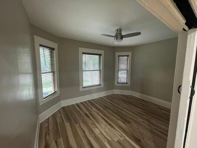 Building Photo - 946 Sigsbee St SE