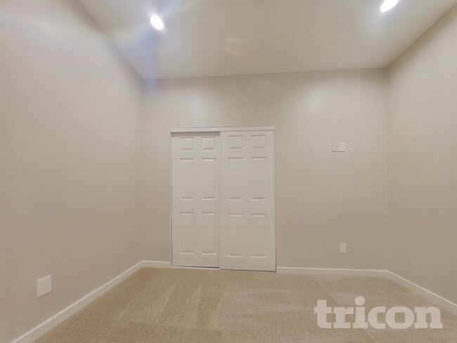 Building Photo - 109 E Mountain View Dr