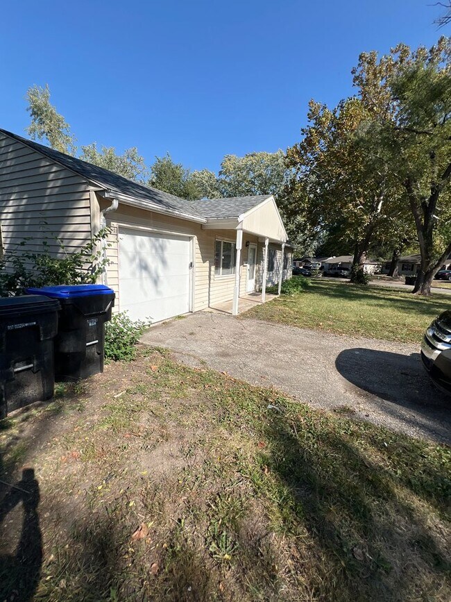 Building Photo - Spacious home - Great location!