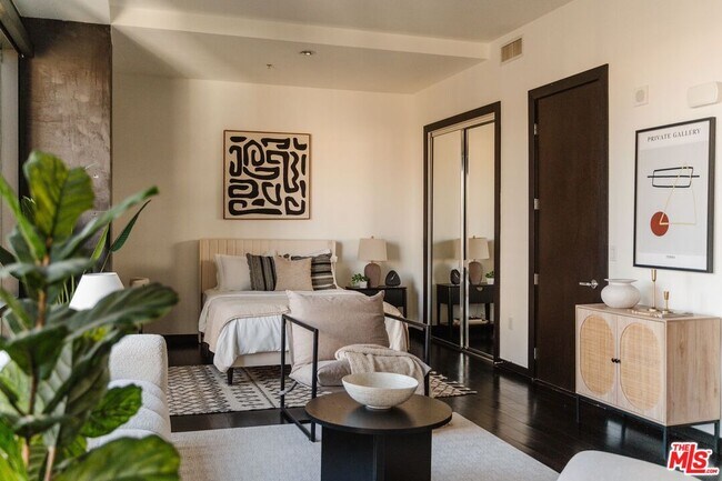 Building Photo - 655 S Hope St