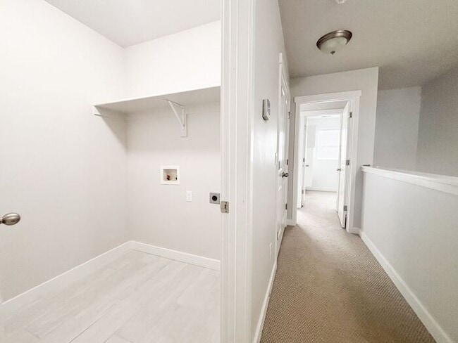 Building Photo - Stunning and Spacious 3BR 3BA Townhouse w/ Quartz Kitchen + Garage Parking + Modern Finishes in E...