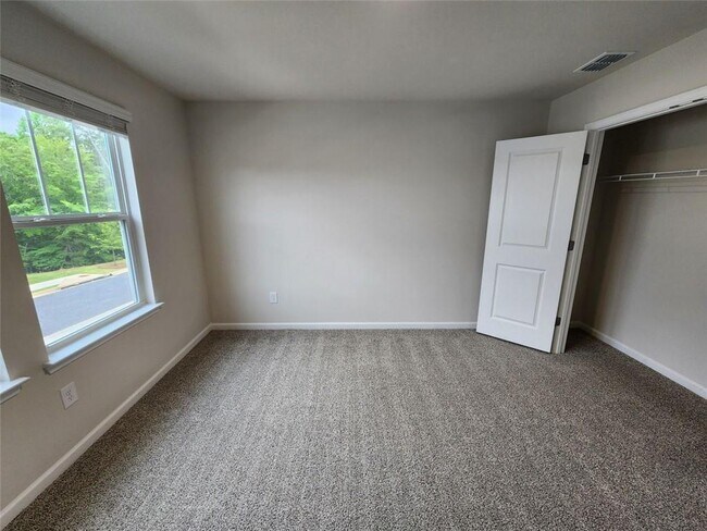 Building Photo - 235 Vly Oak Dr