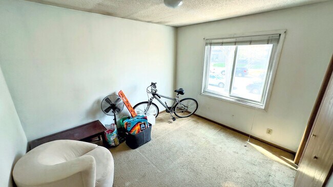 Building Photo - 3 Bed 1 Bath Apartment - Available Septemb...