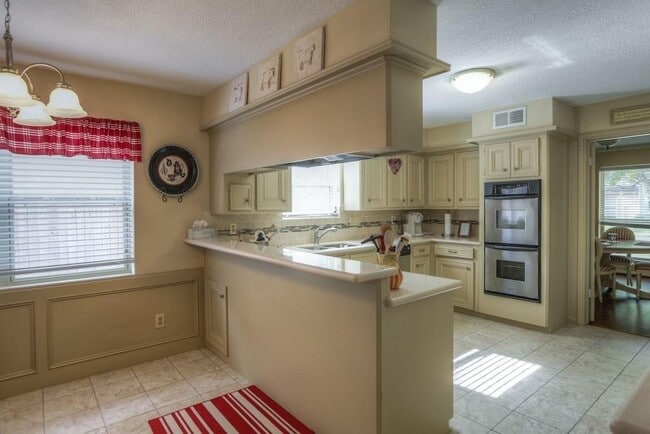 Building Photo - 12439 Piping Rock Dr