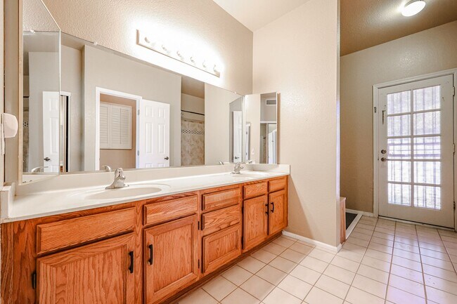 Building Photo - Welcome to this stunning 4 bedroom, 2 bath...