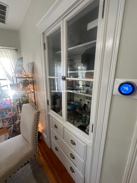 Building Photo - 399 School St