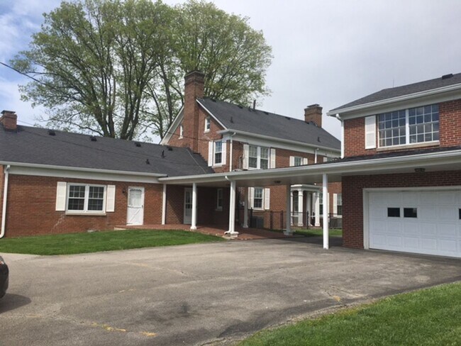 Building Photo - Kentucky mansion overlooking horse farm wi...