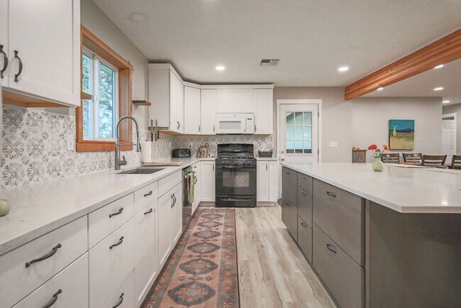 Building Photo - Full Furnished, Cozy Country Cottage Avail...