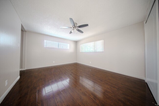 Building Photo - 2617-2619 E 17th St