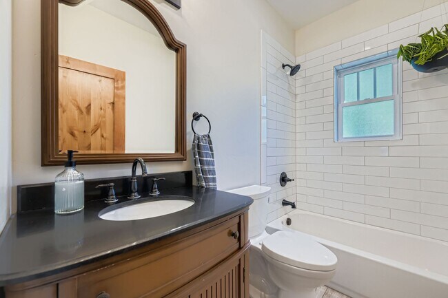 Building Photo - Idyllic Downtown Longmont 5-BDR Retreat