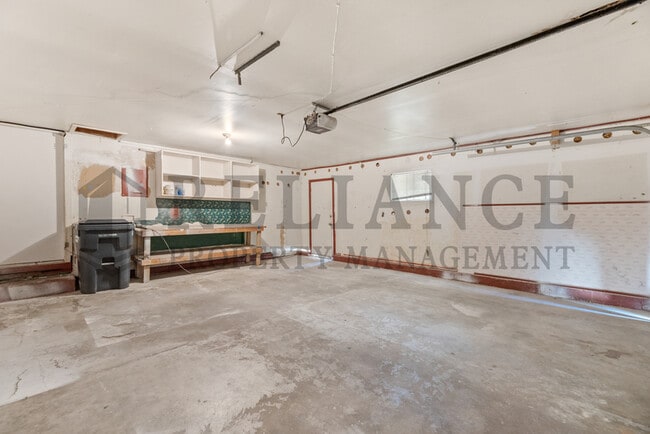 Building Photo - 2202 S White Oak Dr