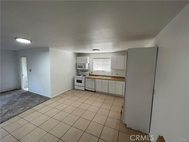 Building Photo - 16395 Broadway St