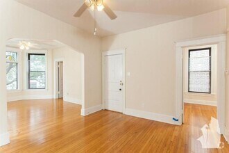 Building Photo - 2 bedroom in Chicago IL 60657