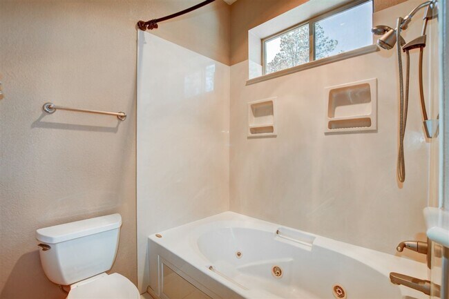 Building Photo - Beautiful home in the Mountain Club!