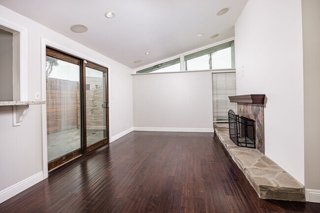 Building Photo - Upgraded Newport Beach Townhouse in Park Lido!