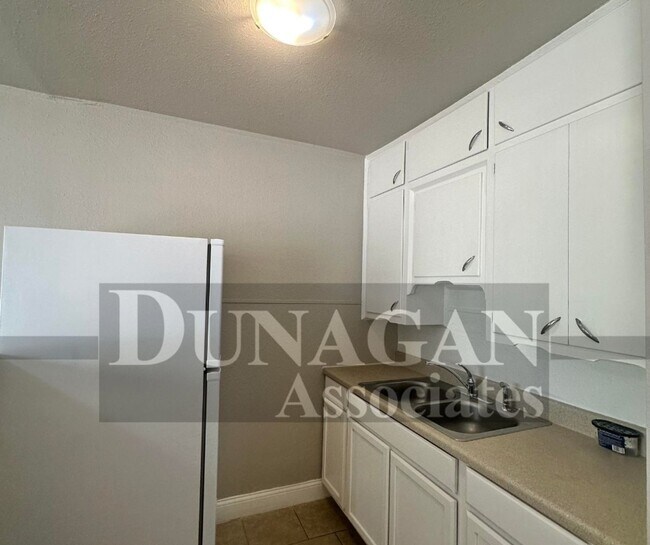 Building Photo - 2215 Turner St