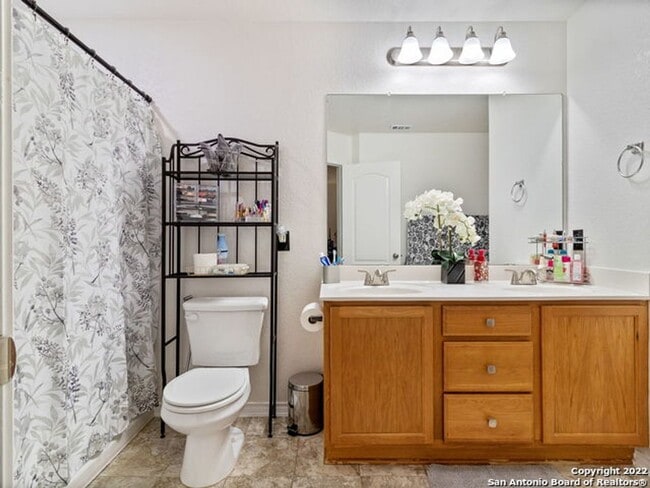 Building Photo - 3 Bedroom w/Game Room