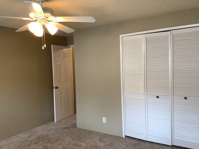 Building Photo - Two bedroom, 1.5 bathroom Ashland townhouse | Available now