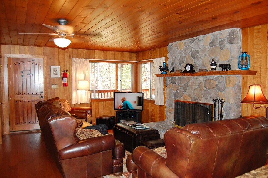 Primary Photo - 2625 N Hoover Way