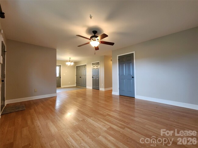 Building Photo - 1607 Parkdale Ave