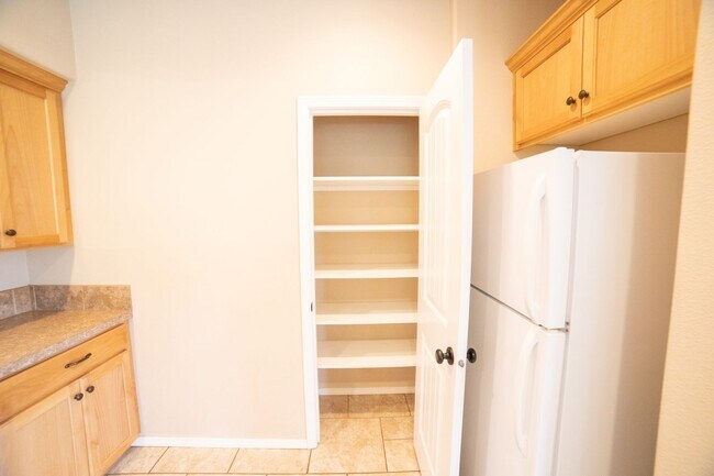 Building Photo - Newer Construction Townhome in Canby