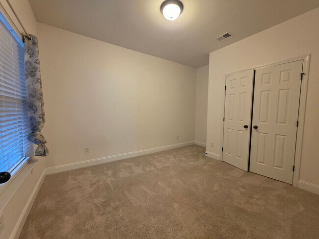 Building Photo - Hendersonville one level villa community amenities included