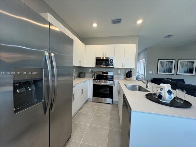 Building Photo - 680 SE 13th Ct