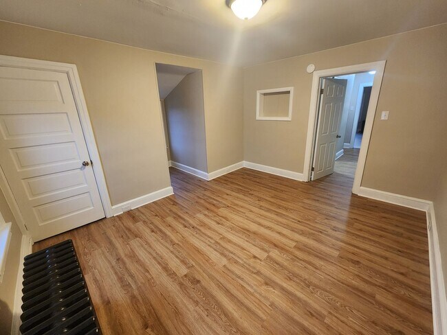 Building Photo - 651 Lincoln Way W