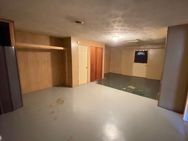 Building Photo - 3/4 bedroom 1 bath single family home in B...