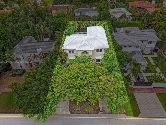 Building Photo - 5555 La Gorce Dr