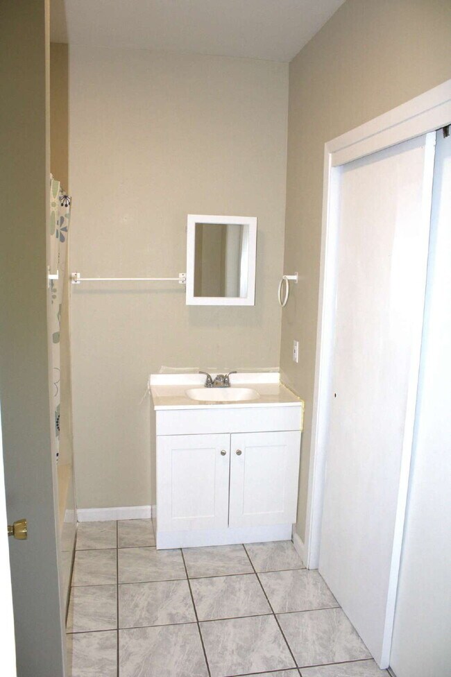 Building Photo - 1 Bed/1 Bath Studio for Rent! 1 Mile from ...