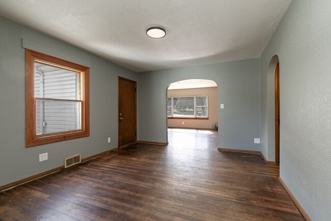 Building Photo - Adorable 4 bedroom | 2 bathroom | 2 car ga...