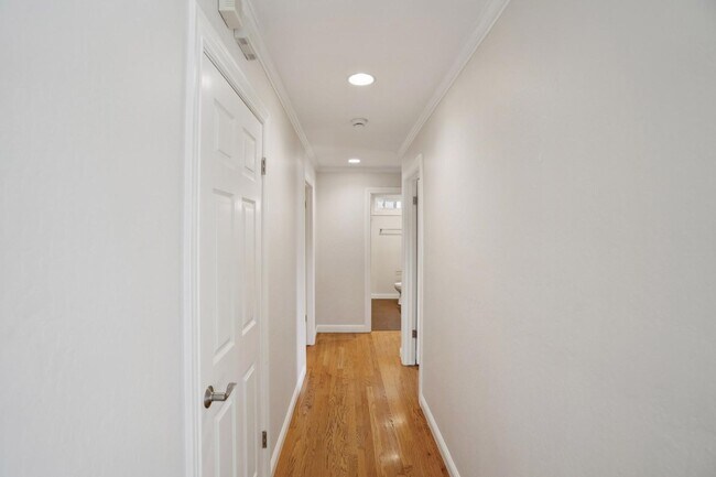 Building Photo - Spacious 3 bed 2 bath Home with Detached 1 bed 1 bath ADU in Los Altos!