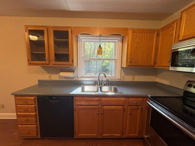 Building Photo - 3BR/2.5BA Home on 1 Acre in Spring Lake