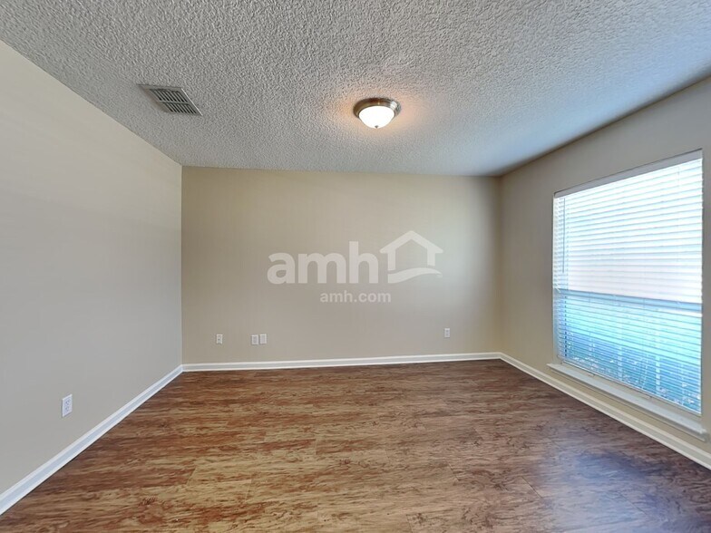 Building Photo - 1379 Samantha Cir E