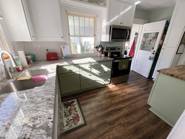 Building Photo - COLLEGE PRE-LEASING