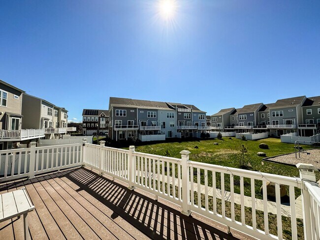 Building Photo - Stunning and Spacious 4 Bed 3.5 Bath End Unit Townhome In Highly Desired Goose Creek Club