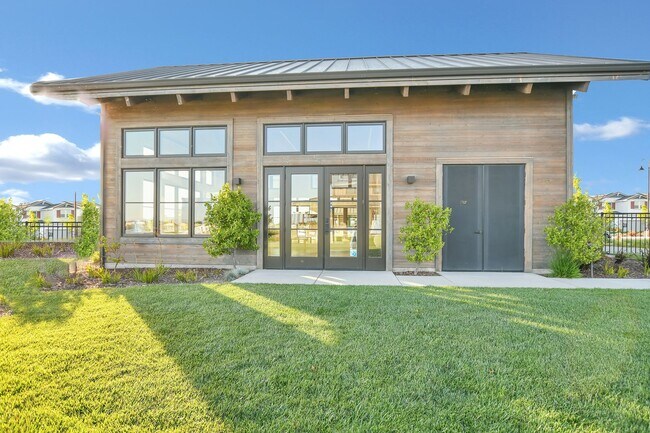 Building Photo - Waterfront Beauty