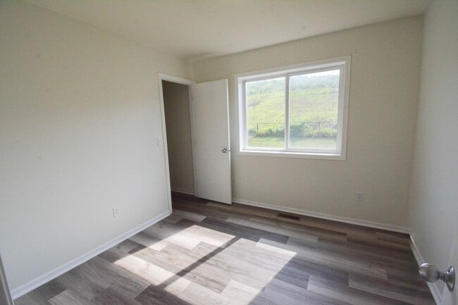 Building Photo - Recently Renovated 4 Bed, 2 Bath Home for ...