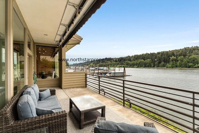 Building Photo - Stunning Riverfront Townhome in Sellwood